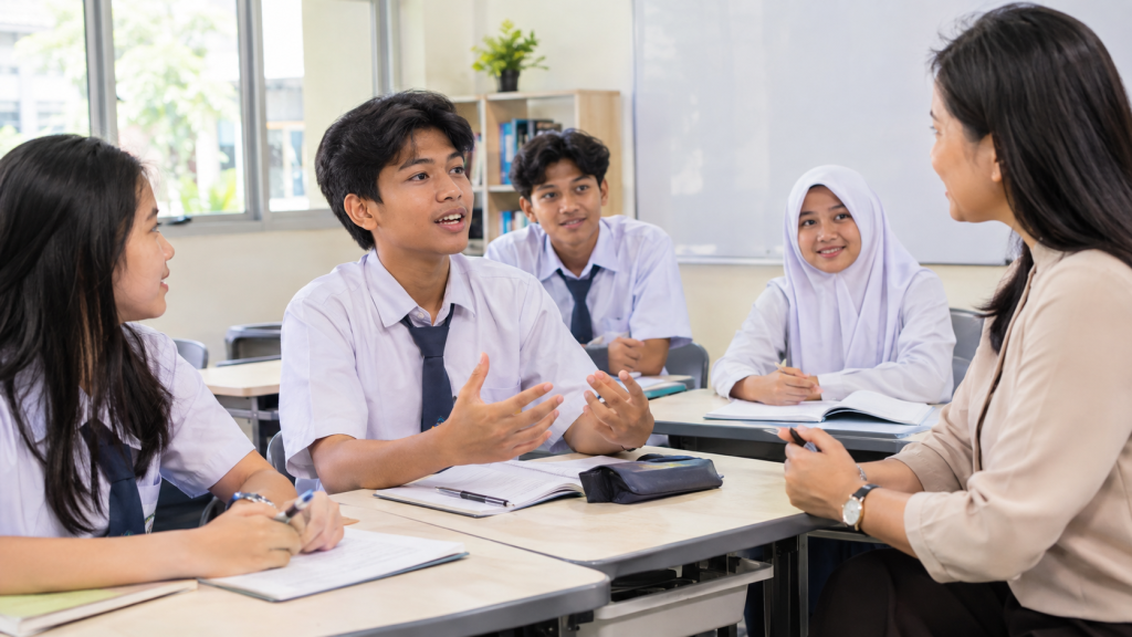 Siswa SMP mengikuti kursus bahasa Inggris speaking bersama guru dalam kelas interaktif